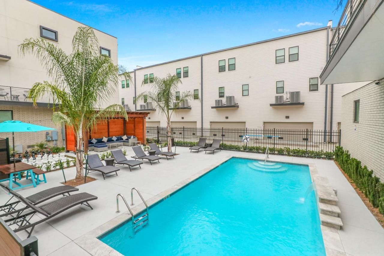 Luxury 3-story W Pool & Parking Garage Holiday home