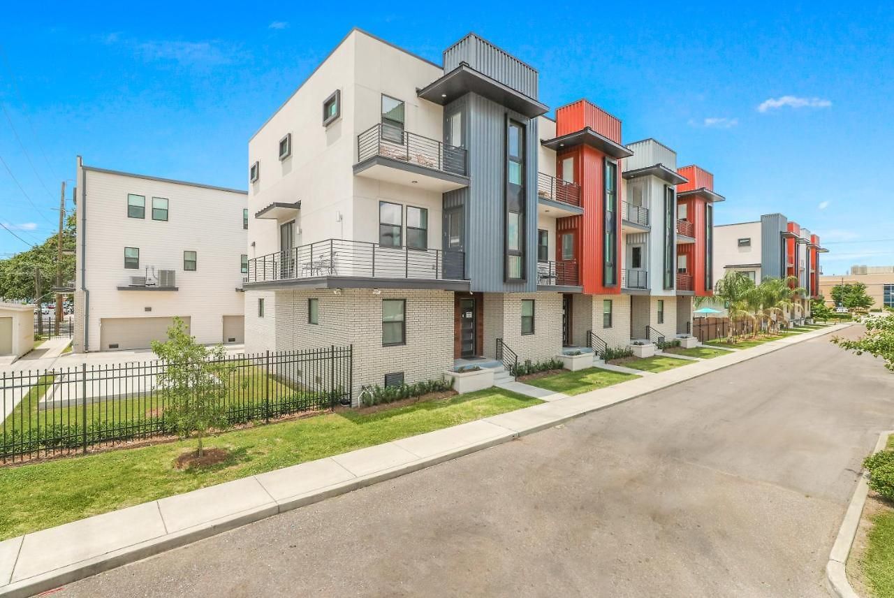 Holiday home Luxury 3-story W Pool & Parking Garage *