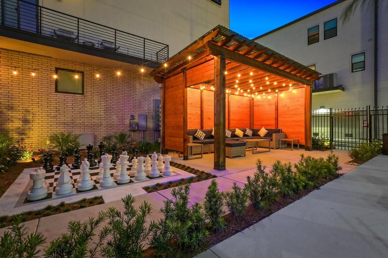 Luxury 3-story W Pool & Parking Garage *