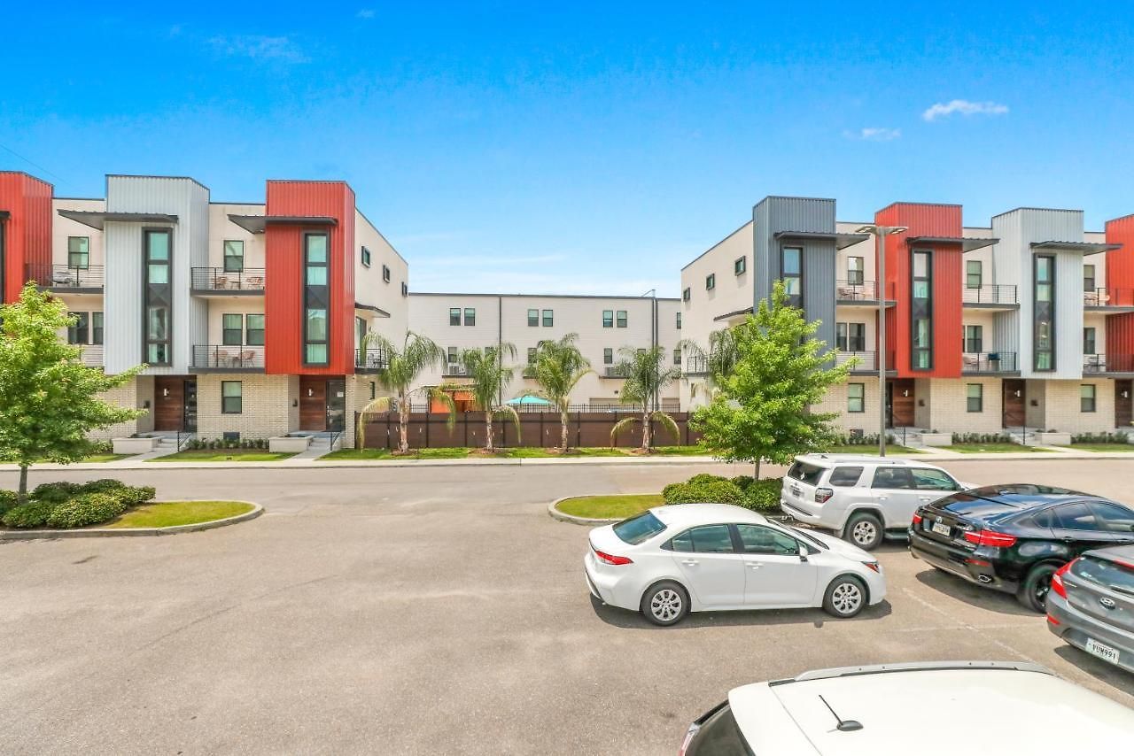 Luxury 3-story W Pool & Parking Garage * New Orleans