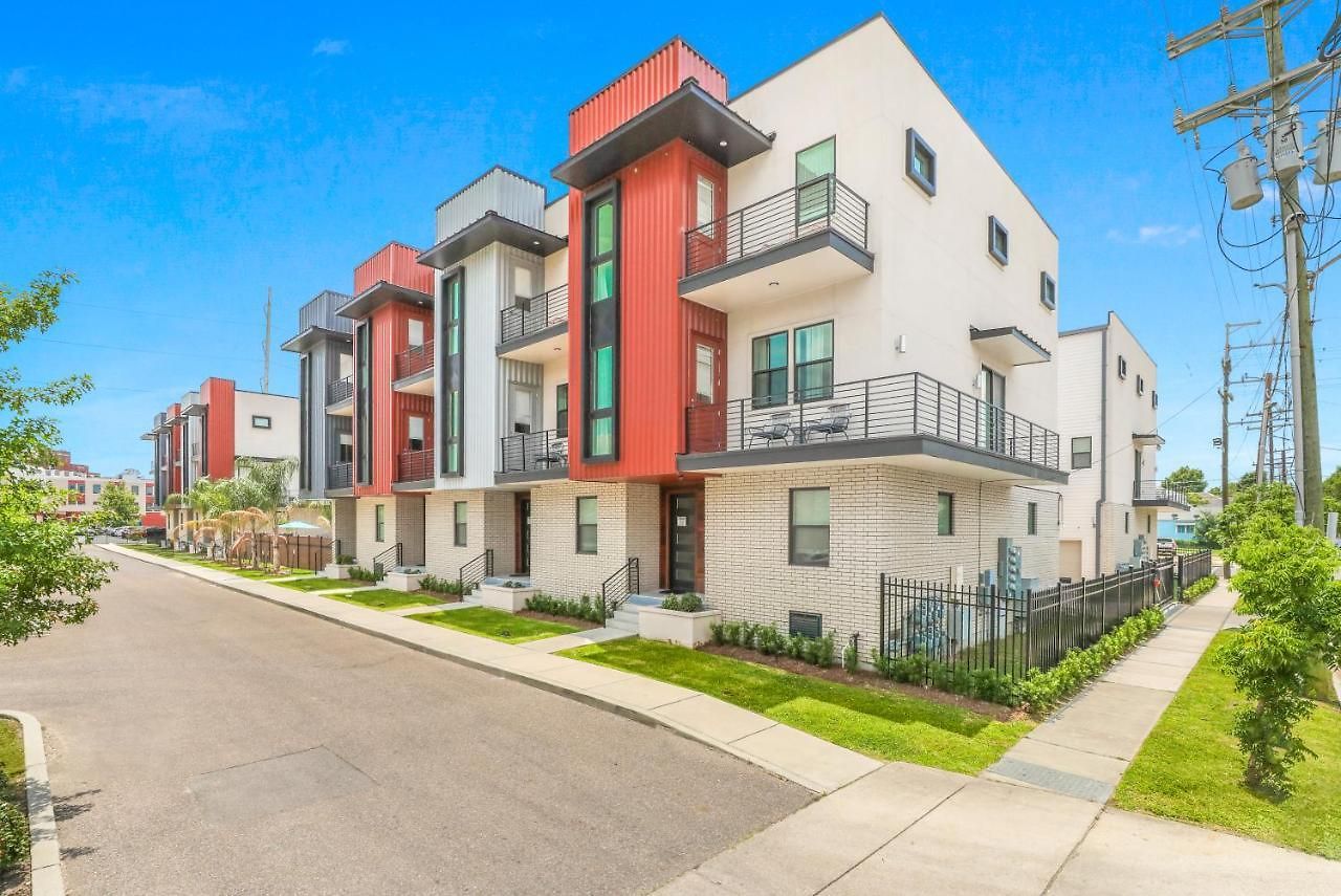 Luxury 3-story W Pool & Parking Garage Holiday home *