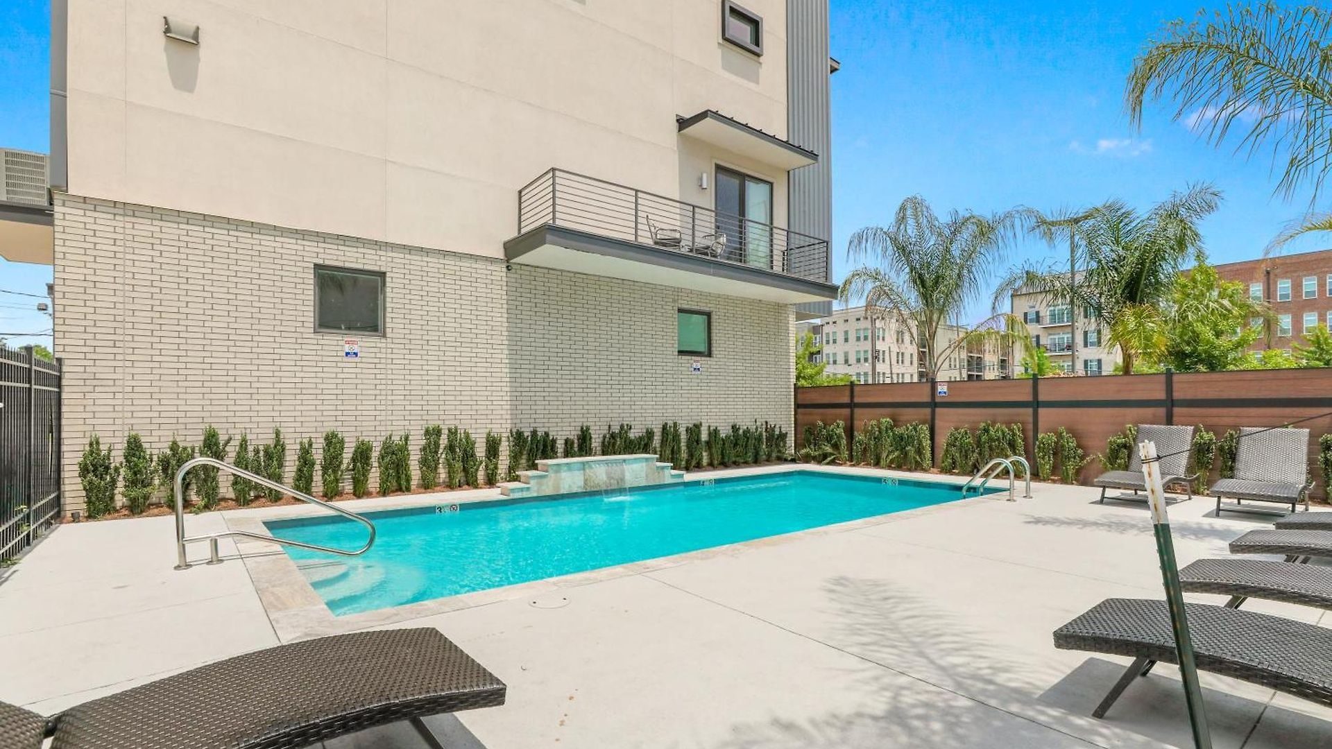 Townhouse Near Attractions *