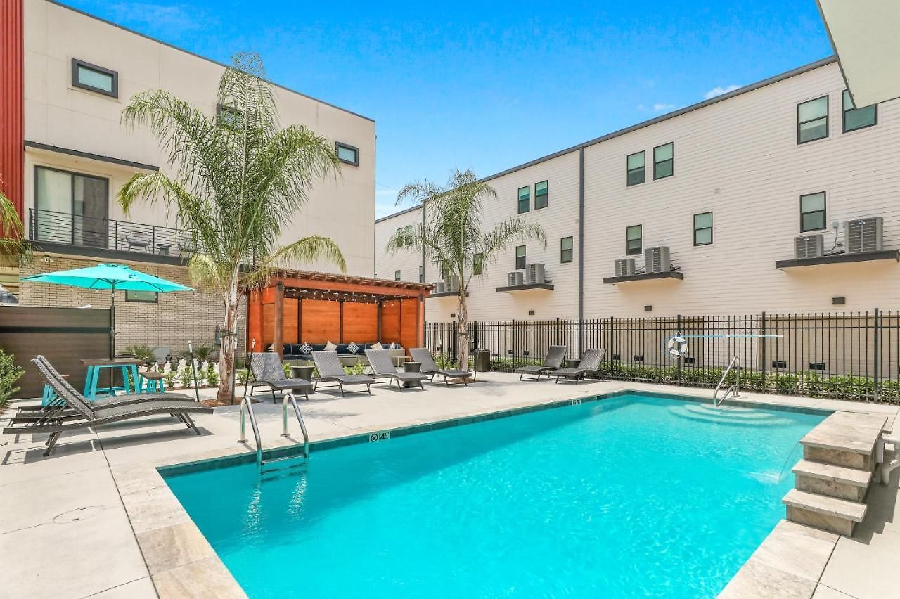 Spacious 4br Townhouse With Amenities