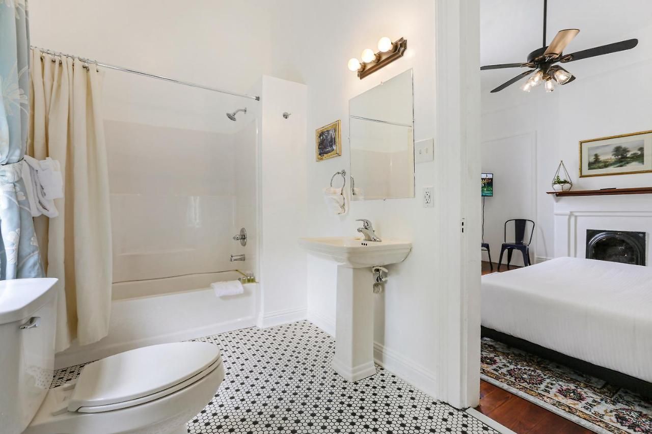 Uptown Spacious 4bd/3ba With Historic Charm *