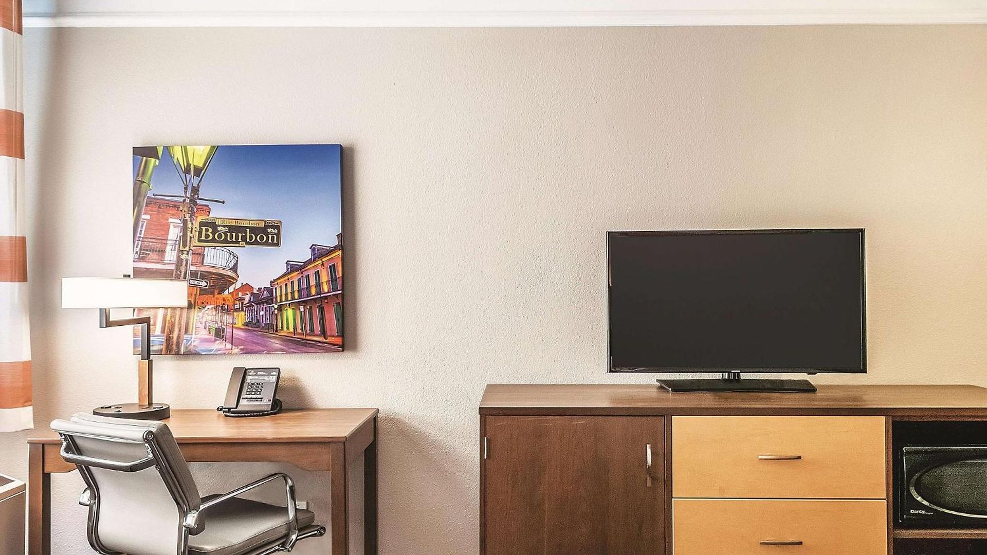 La Quinta & By Wyndham Downtown Hotel
