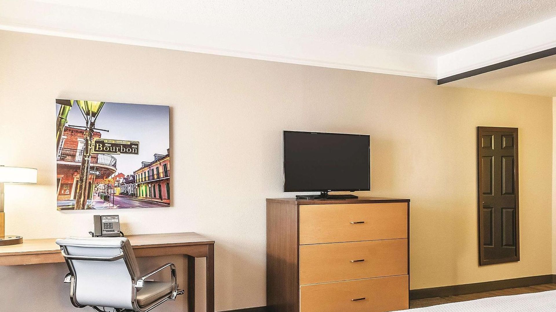 La Quinta & By Wyndham Downtown Hotel