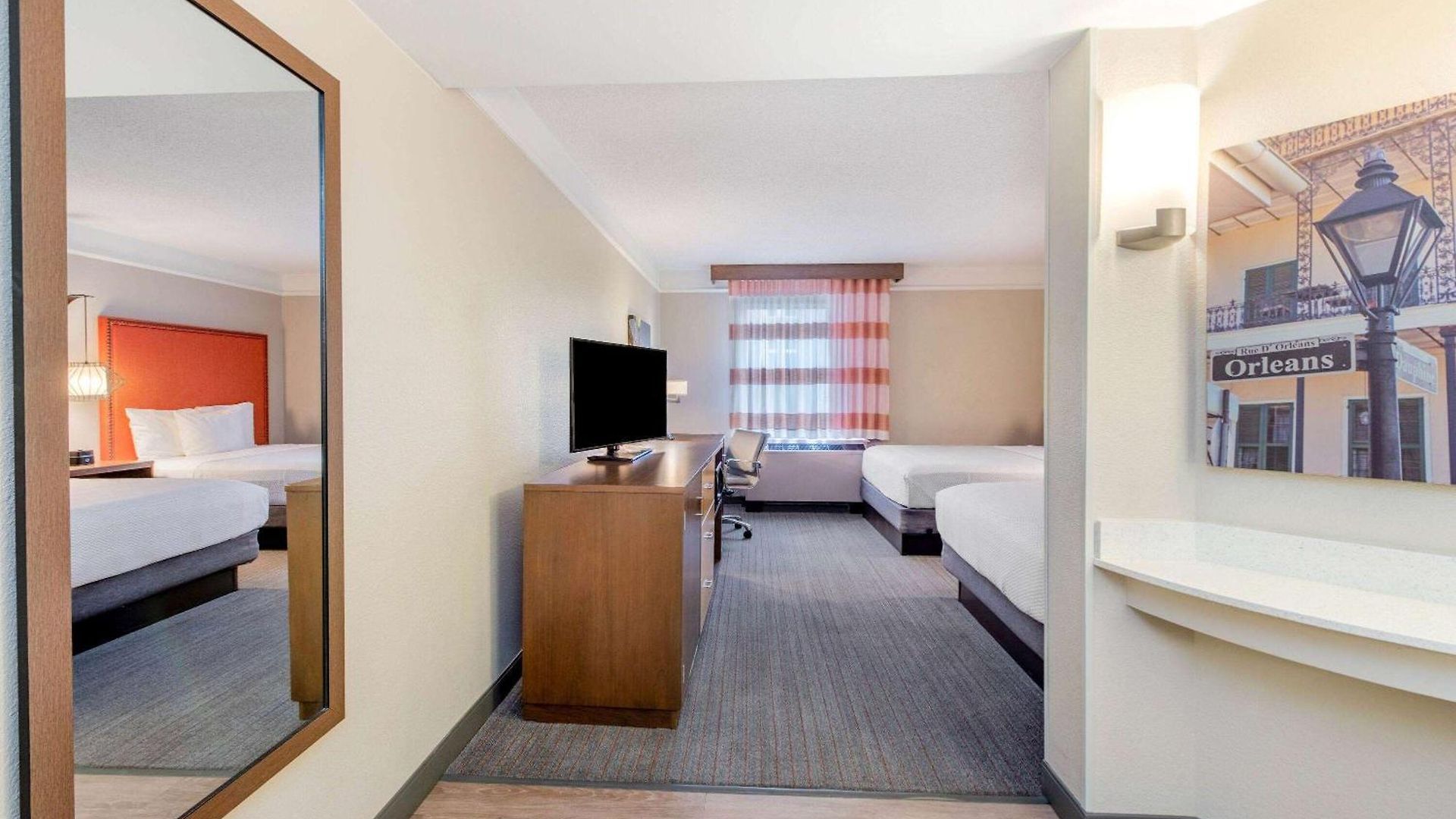 La Quinta & By Wyndham Downtown Hotel