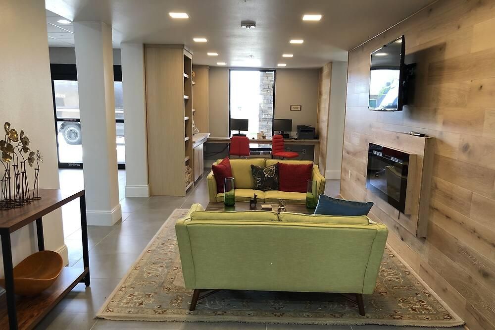Country & By Radisson, I-10 East, La Hotel 3*
