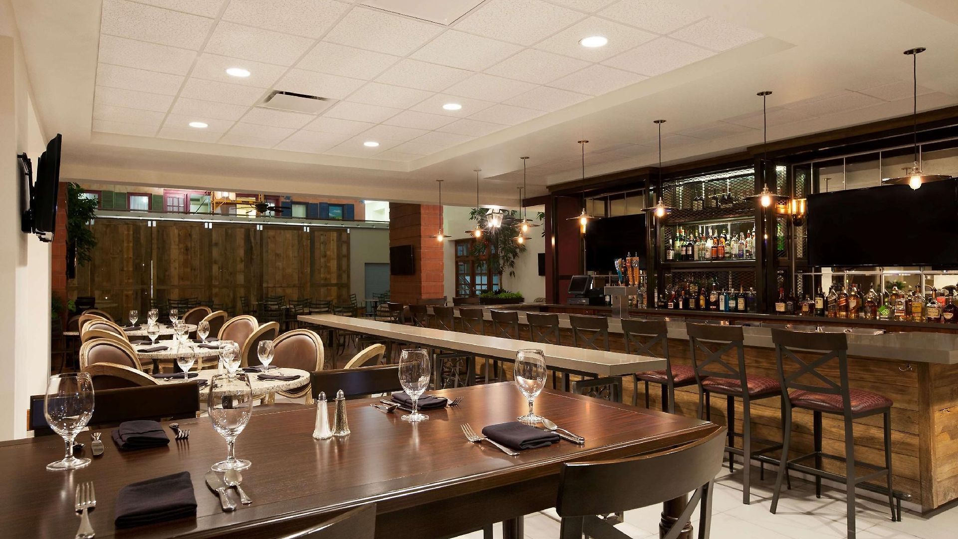 Hotel Embassy By Hilton Convention Center 3*