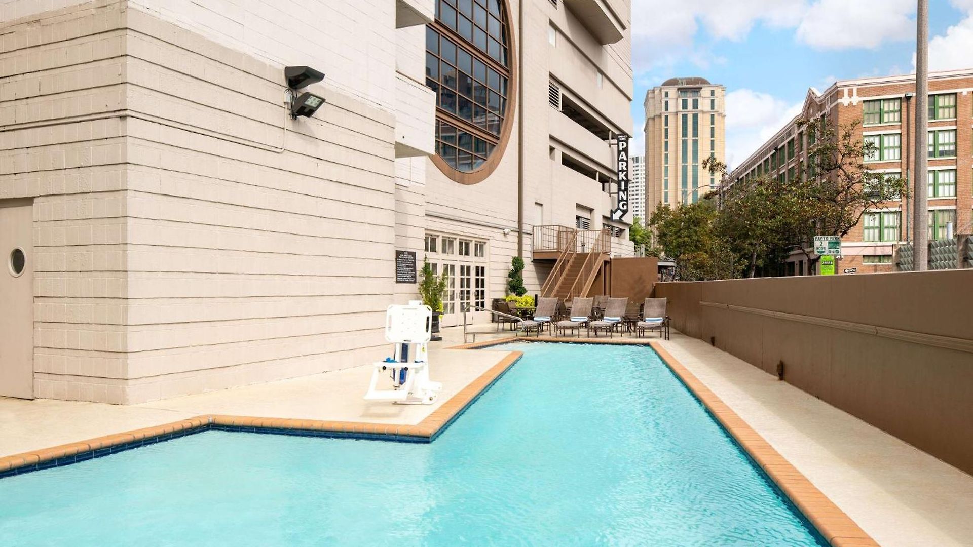 Hotel Embassy By Hilton Convention Center 3*