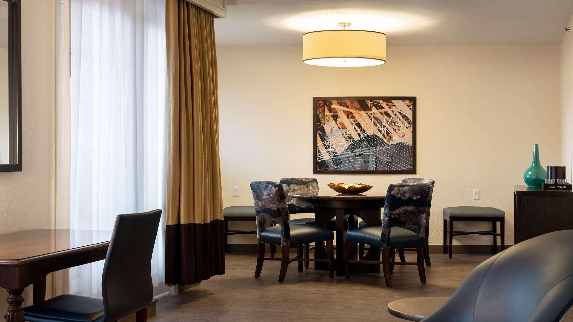 Hotel Embassy By Hilton Convention Center 3*