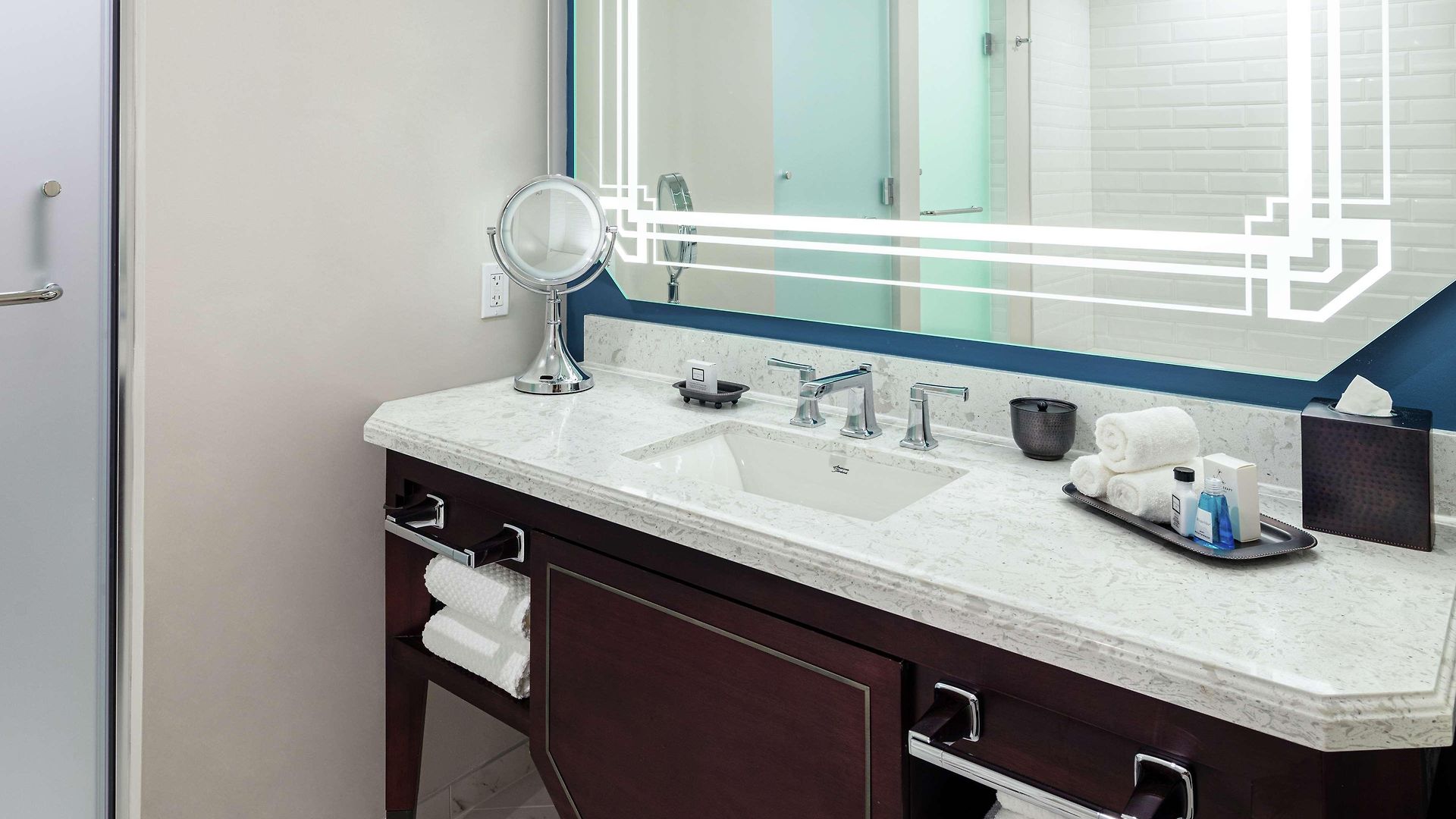 Hotel The Higgins New Orleans, Curio Collection By Hilton 4*