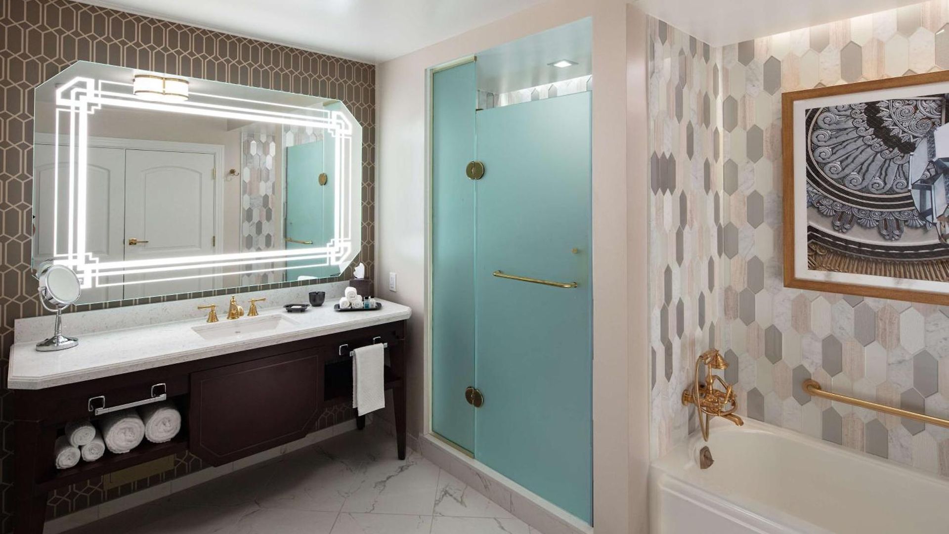Hotel The Higgins New Orleans, Curio Collection By Hilton