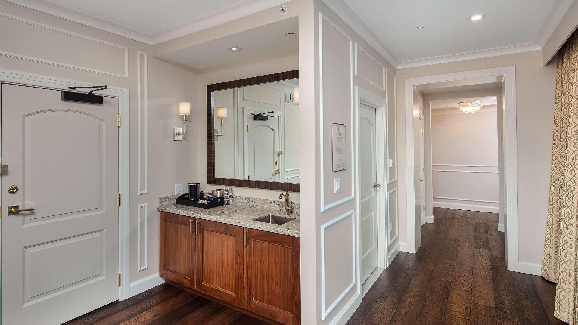 The Higgins New Orleans, Curio Collection By Hilton New Orleans