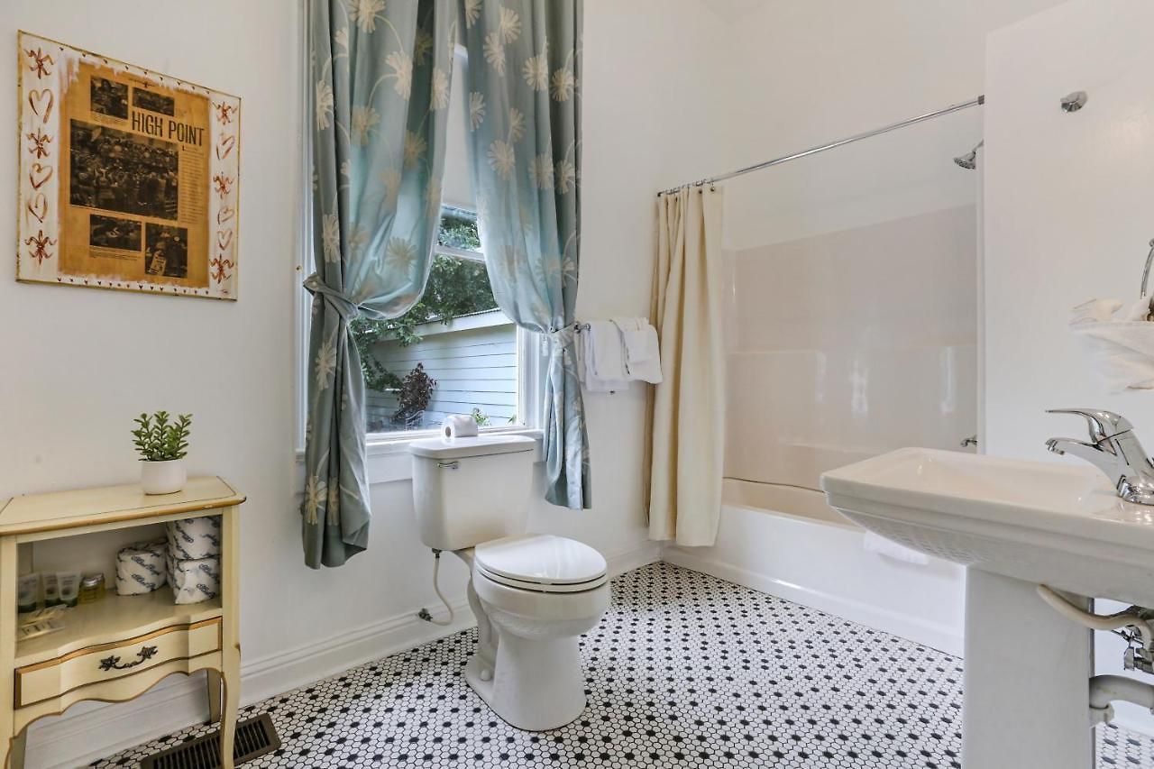 Uptown Spacious 4bd/3ba With Historic Charm