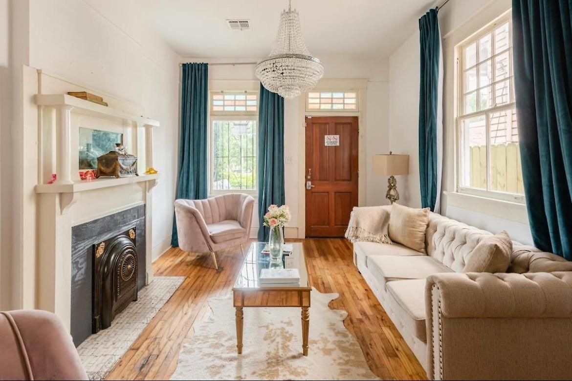 Elegant Renovated House With Relaxing Courtyard - Near Fq Holiday home