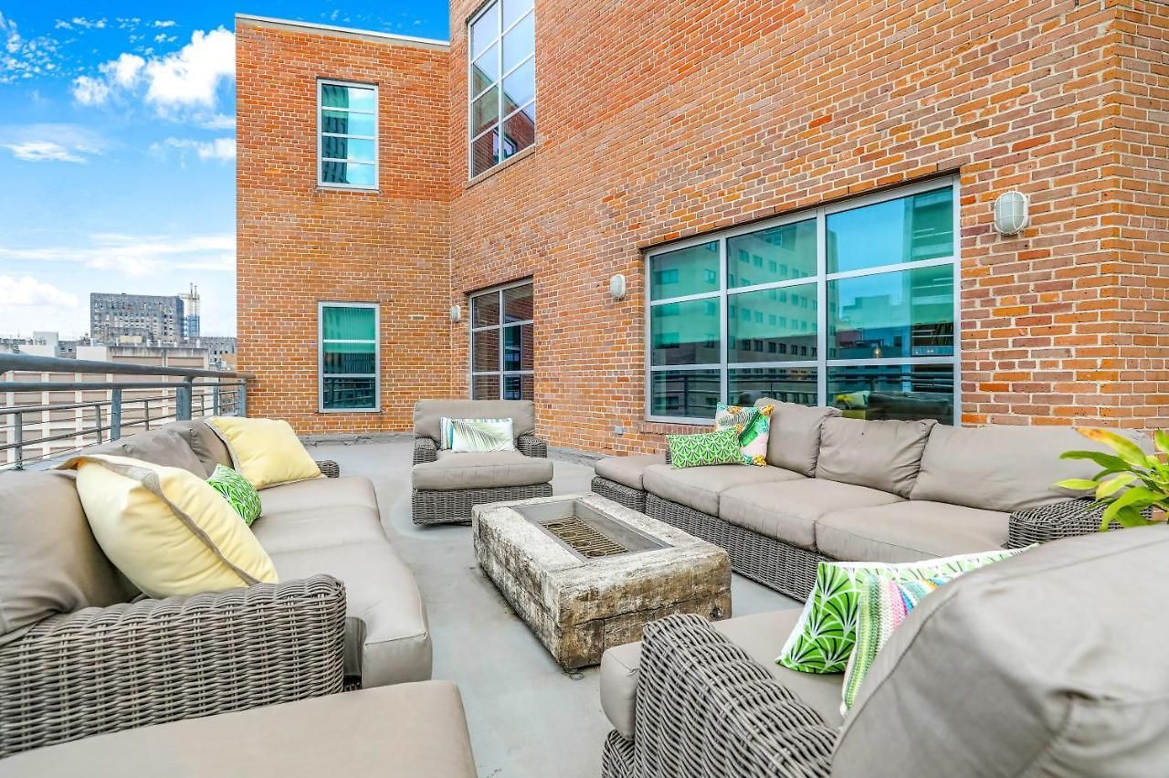 2 Bedroom Elegant In Downtown Apartment