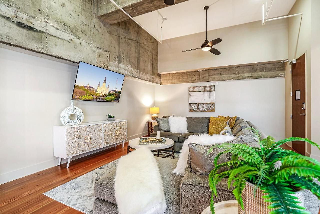 2 Bedroom Elegant In Downtown
