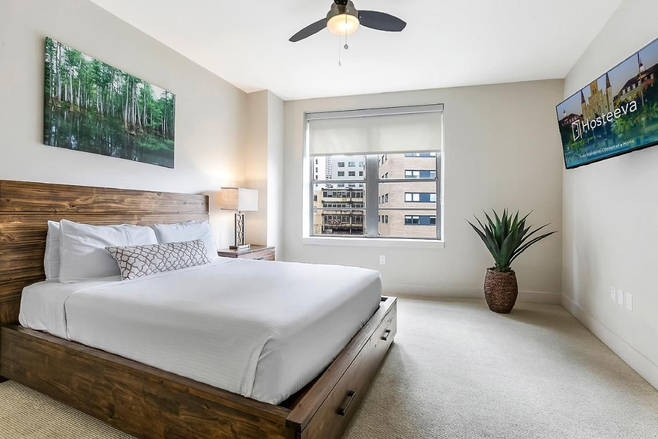 2 Bedroom Elegant In Downtown Apartment *