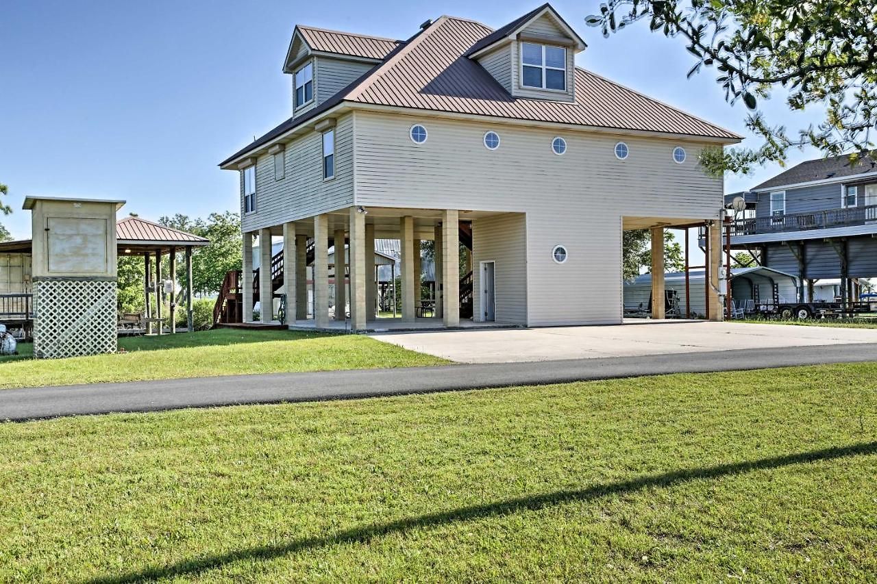 Private Dock W/ Lift: Waterfront Home! Holiday home
