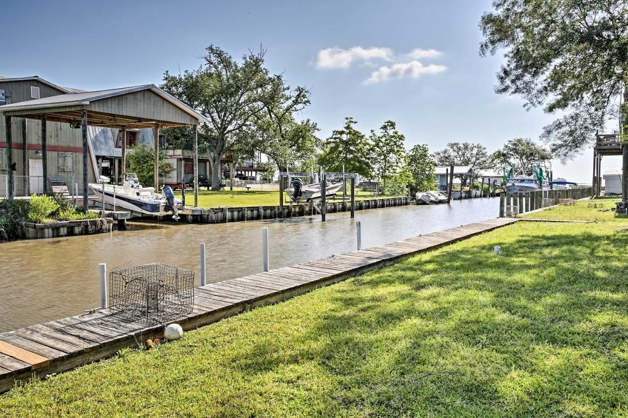 Holiday home Private Dock W/ Lift: Waterfront Home!