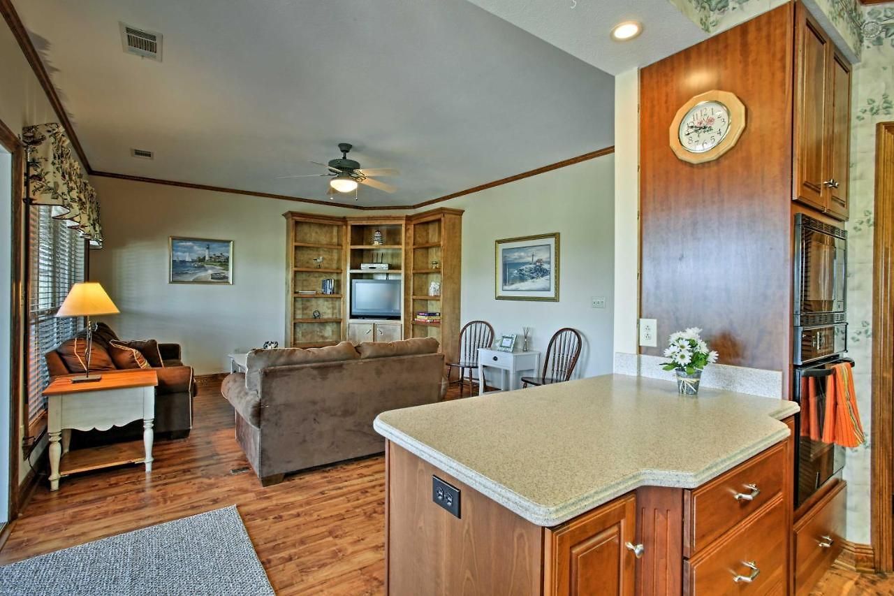 Holiday home Private Dock W/ Lift: Waterfront Home!