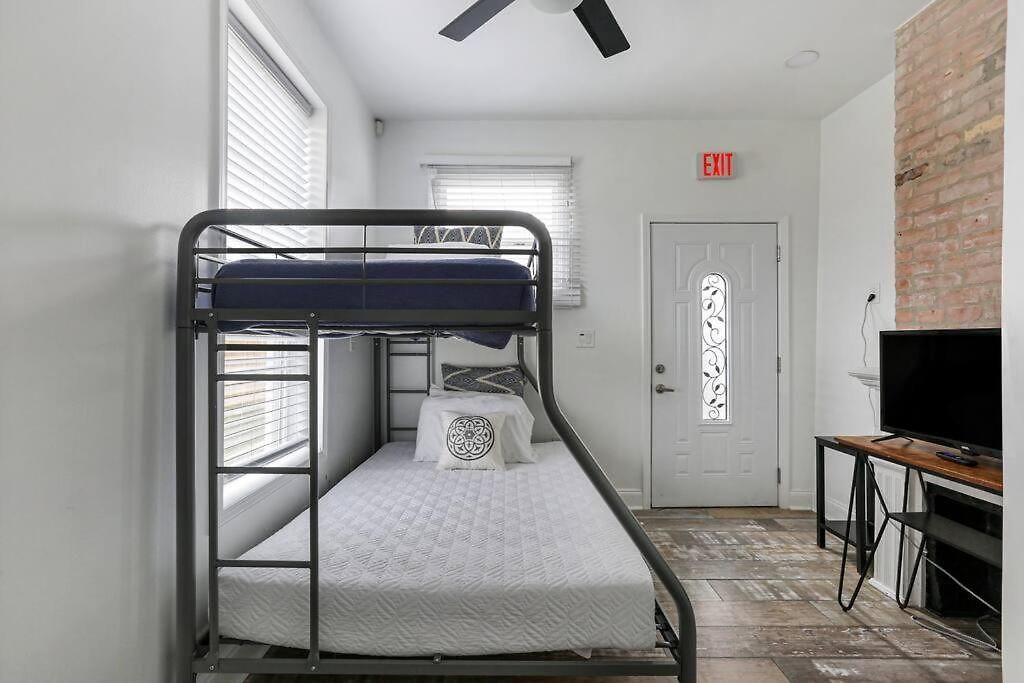 Sleep 10 Next To Superdome And Downtown *