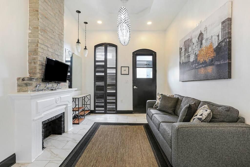 Sleep 10 Next To Superdome And Downtown