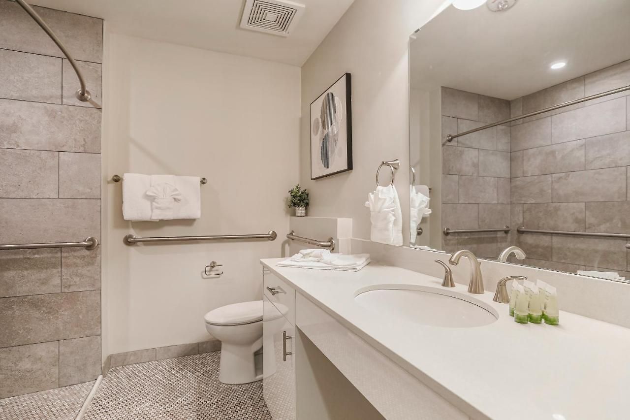 Modern & Fully Furnished In The Heart Of The Apartment *