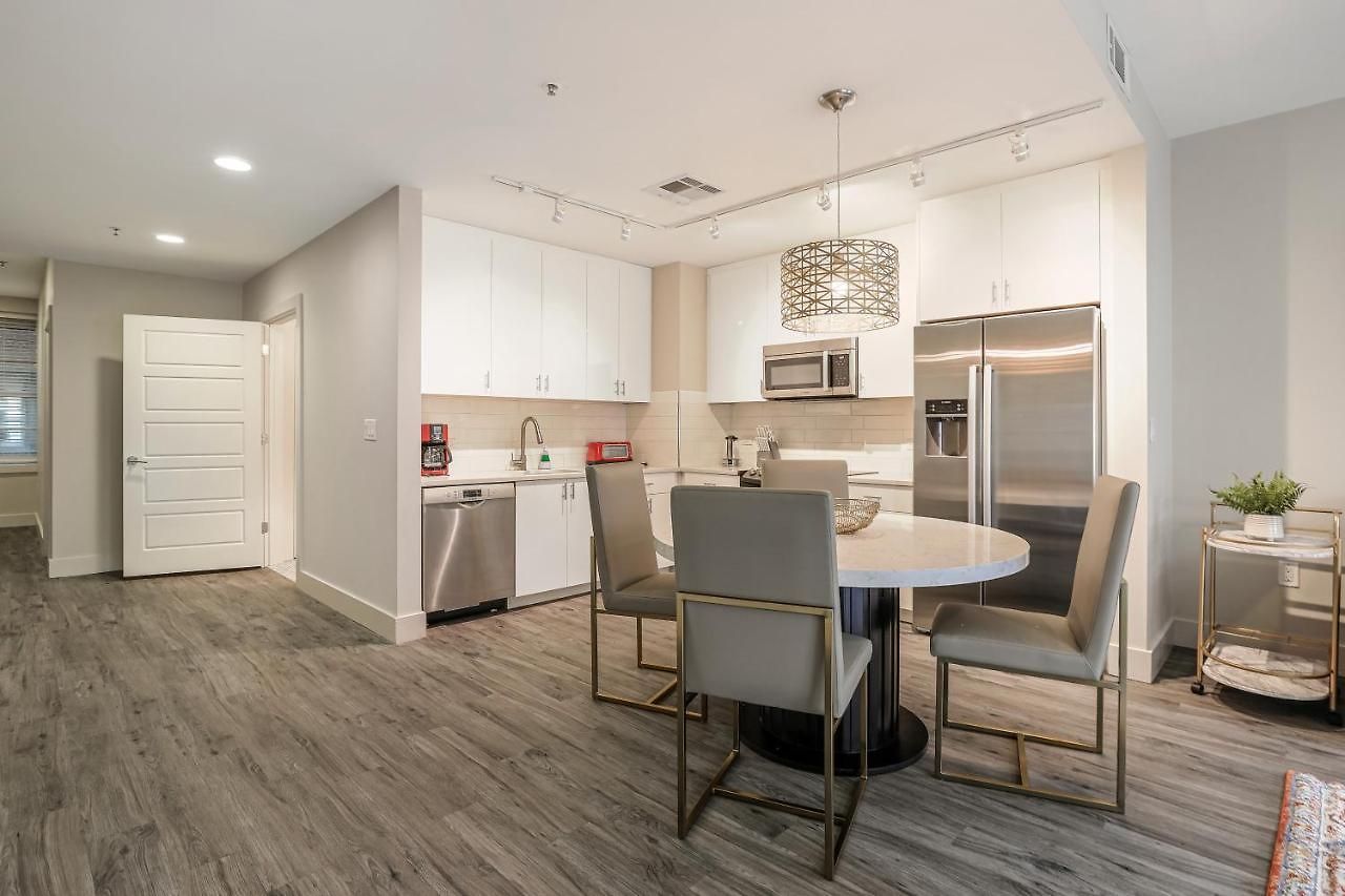 Modern & Fully Furnished In The Heart Of The Apartment *