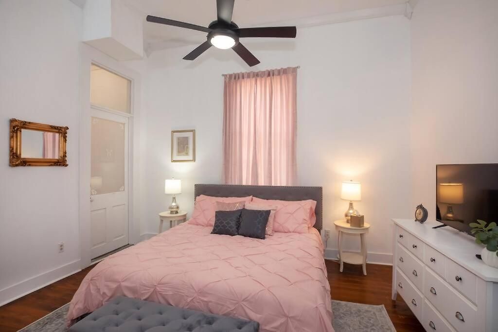 Beautifully Updated House *sleeps 6* Holiday home
