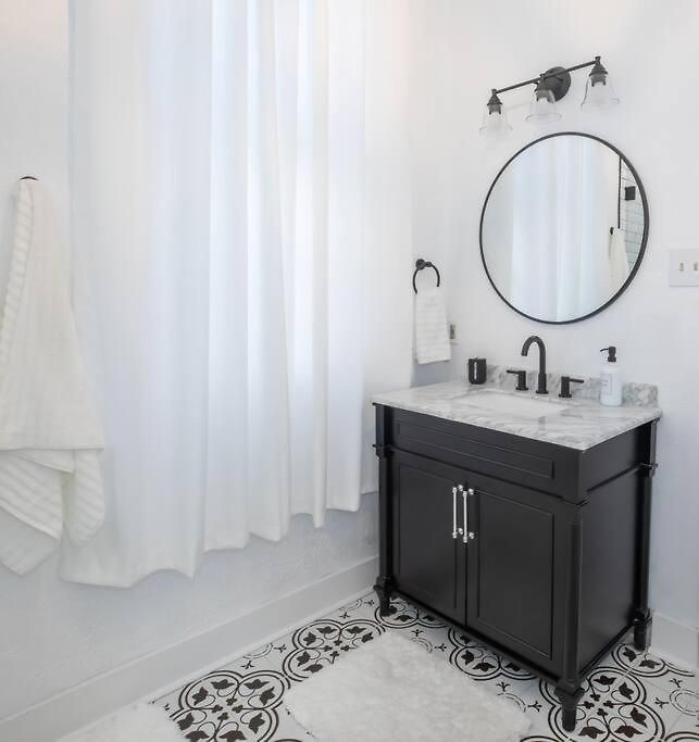 Beautifully Updated House *sleeps 6* *