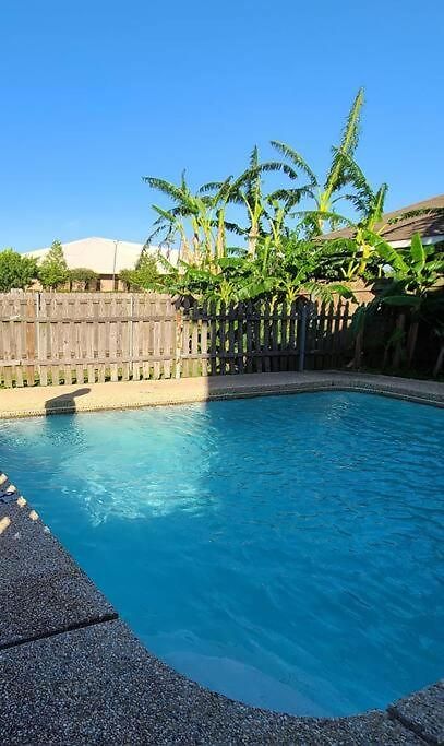 Hotel Orleans House With Pool & Parking, Peaceful Block