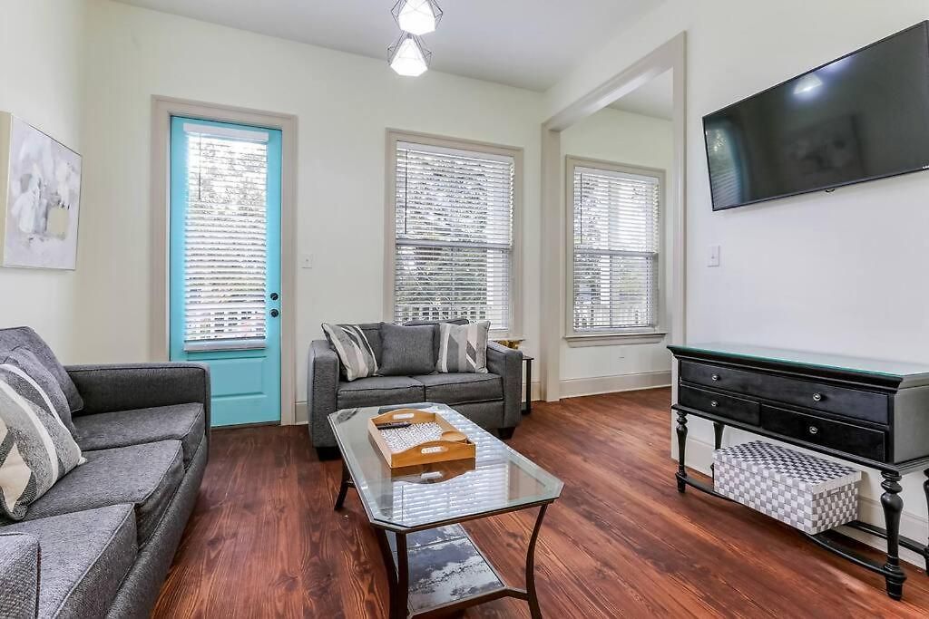 Chic 3br Nola Retreat, Streetcar Access, Ideal For Families & Friends