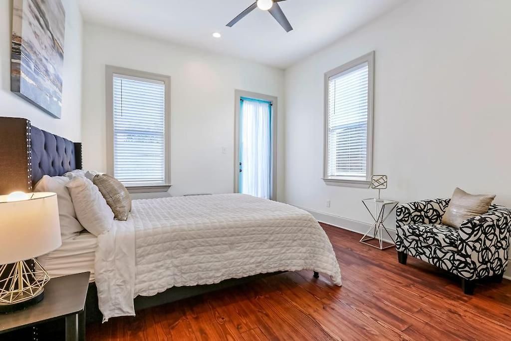Chic 3br Nola Retreat, Streetcar Access, Ideal For Families & Friends