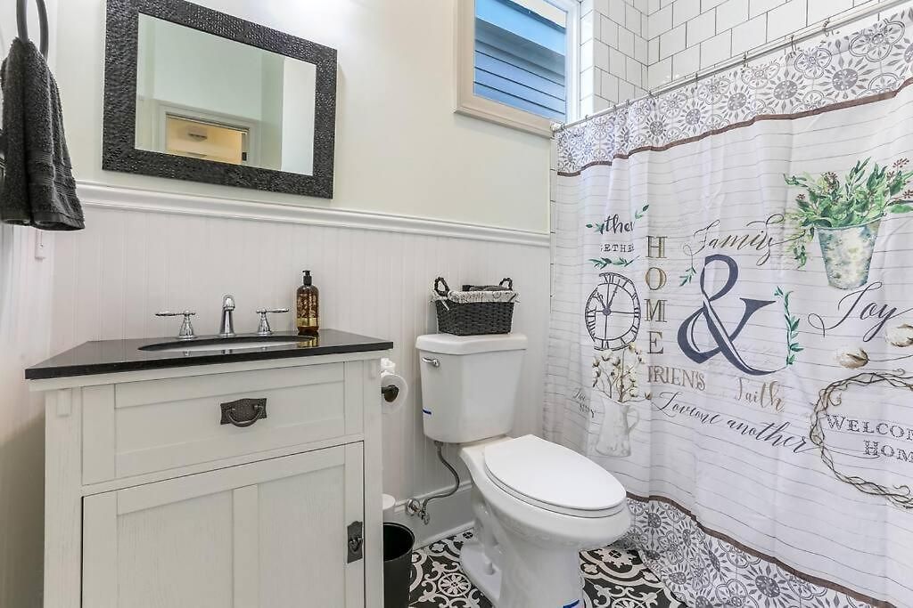 Chic 3br Nola Retreat, Streetcar Access, Ideal For Families & Friends Holiday home *