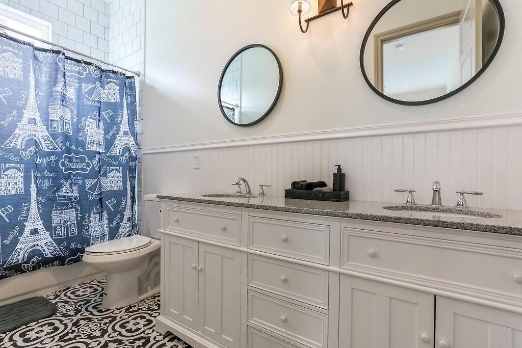 Chic 3br Nola Retreat, Streetcar Access, Ideal For Families & Friends