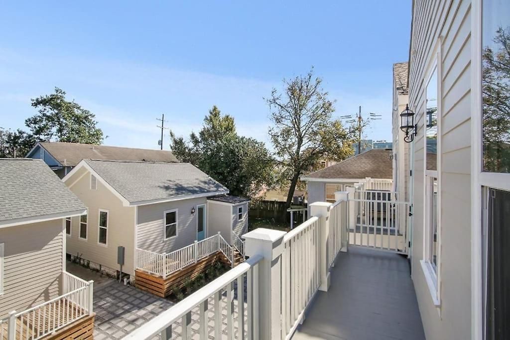 Chic 3br Nola Retreat, Streetcar Access, Ideal For Families & Friends