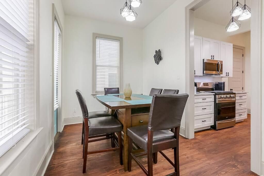 Holiday home Chic 3br Nola Retreat, Streetcar Access, Ideal For Families & Friends *