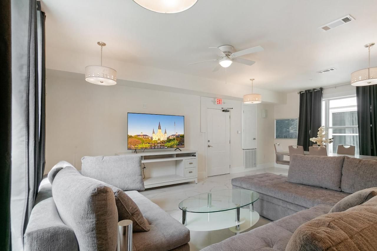 Breathtaking Near French Quarter Apartment