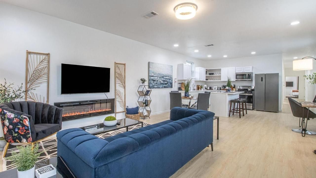 Vibrant Blue Luxury 2316 Apartment *
