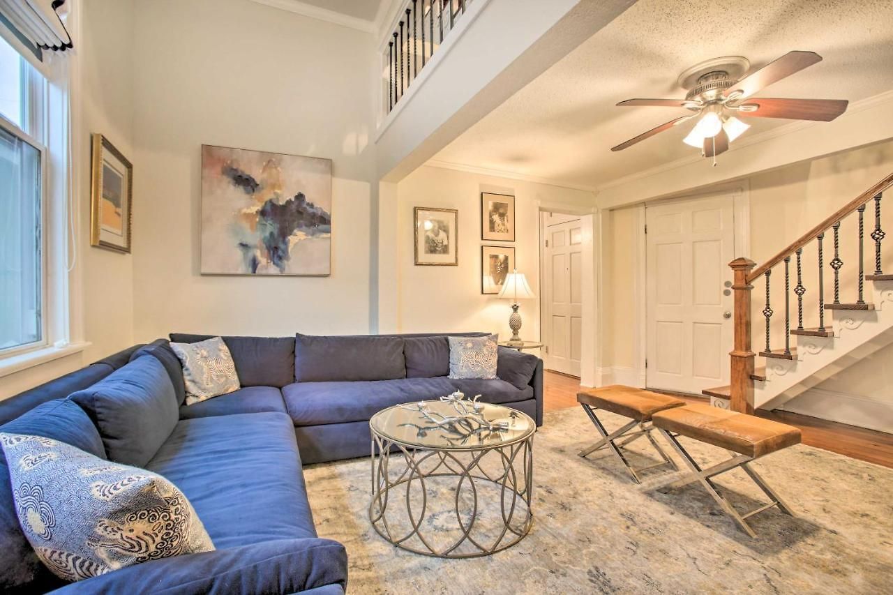 Inviting Uptown Apt: Perfect Location! *