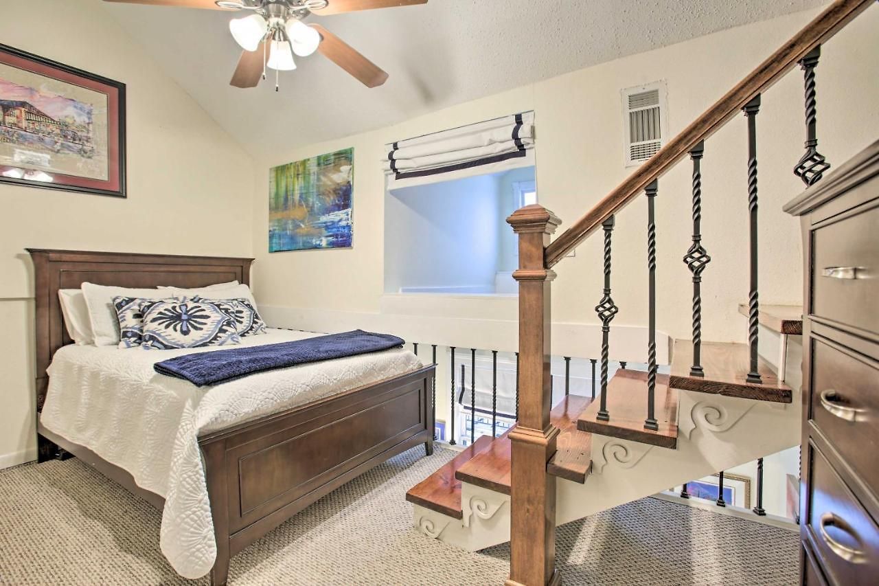 Inviting Uptown Apt: Perfect Location! Apartment