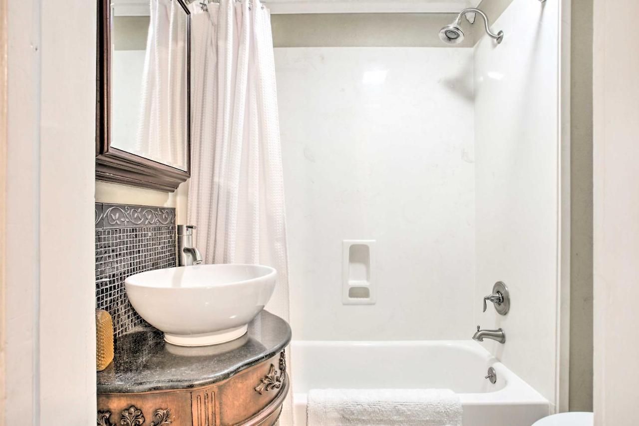 Apartment Inviting Uptown Apt: Perfect Location! *