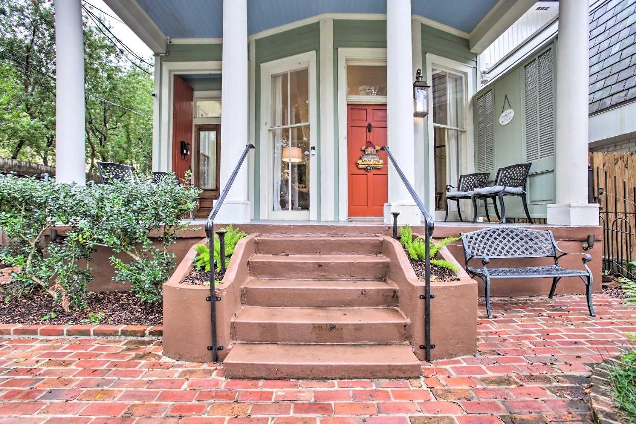 Inviting Uptown Apt: Perfect Location! Apartment