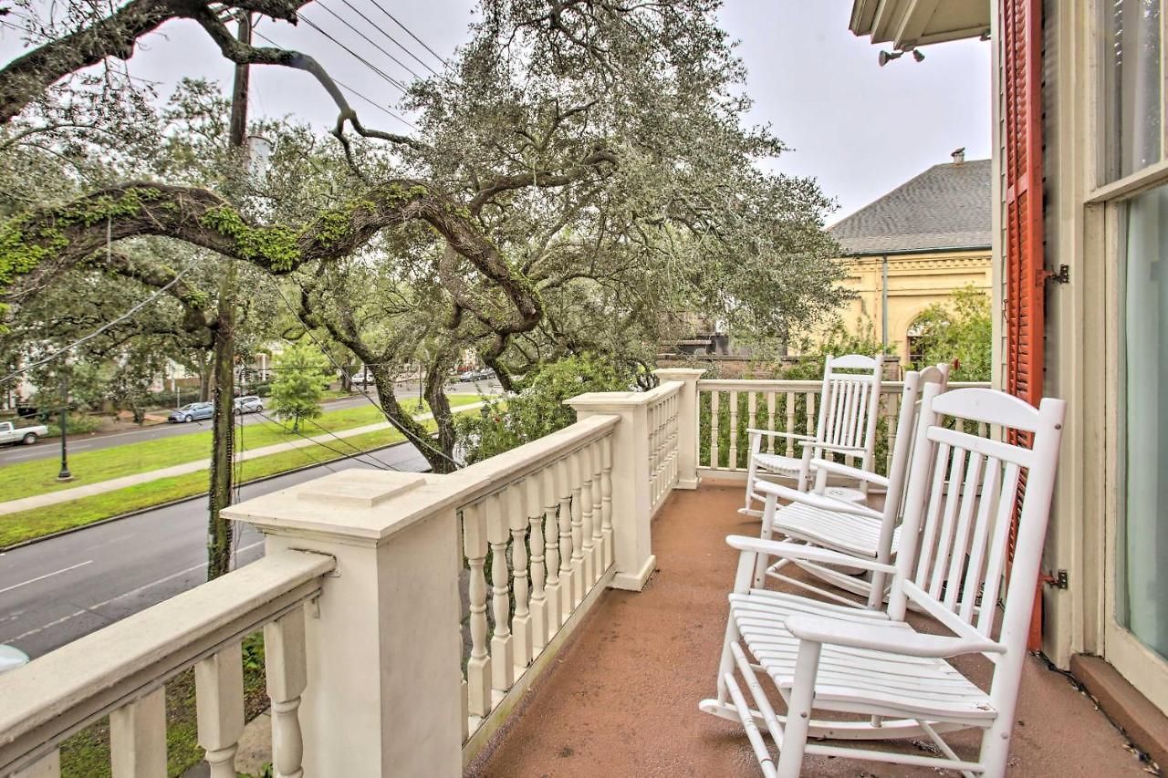 Inviting Uptown Apt: Perfect Location! Apartment