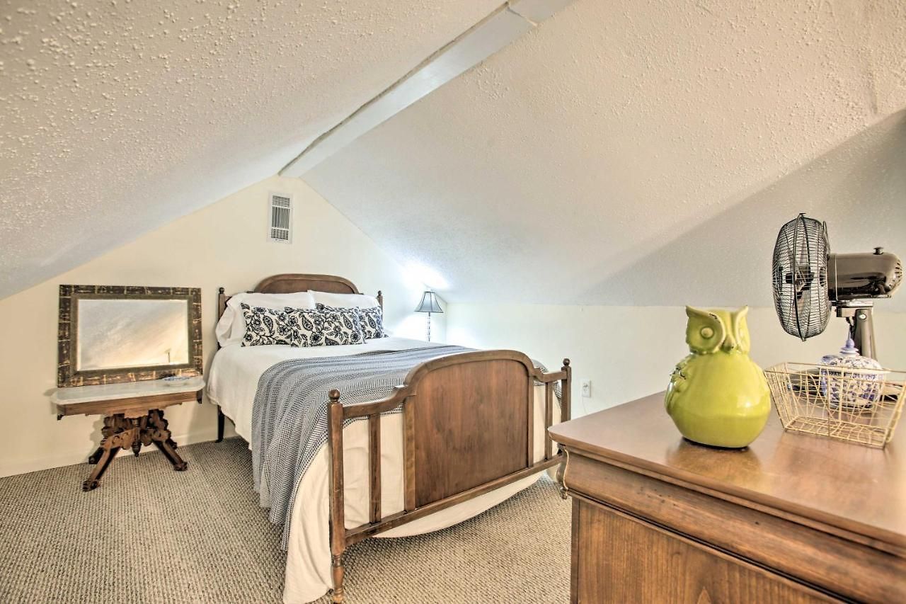 Inviting Uptown Apt: Perfect Location!