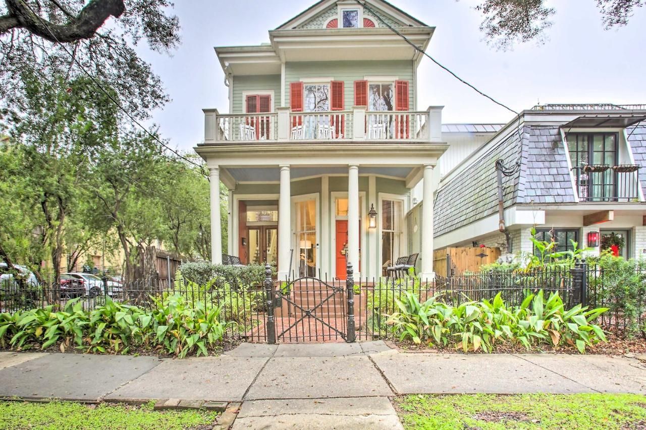 Inviting Uptown Apt: Perfect Location!