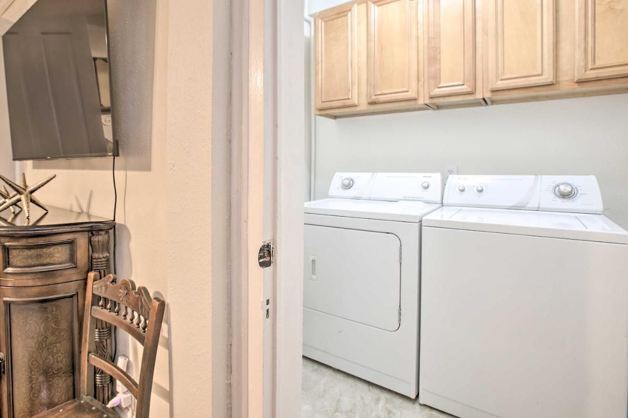 Inviting Uptown Apt: Perfect Location! Apartment