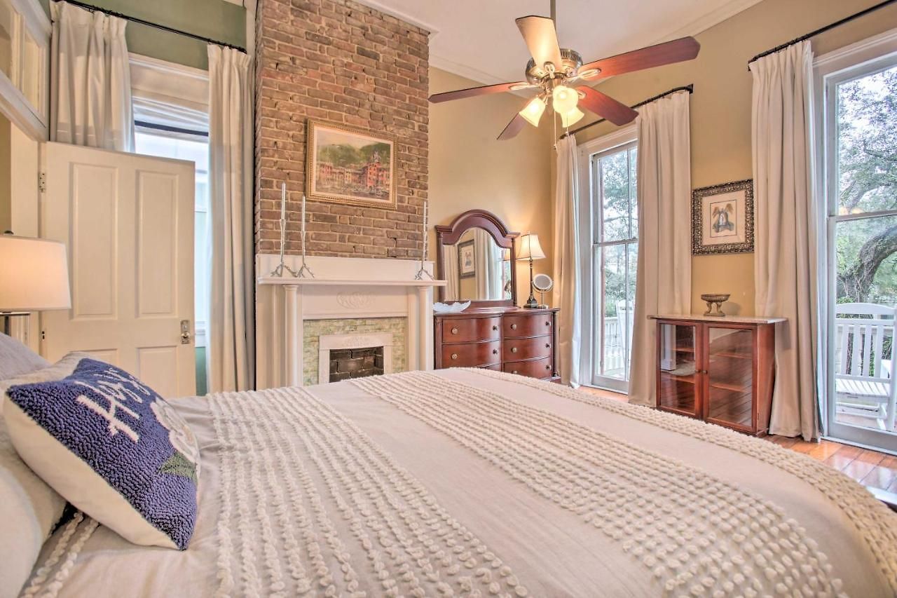 Inviting Uptown Apt: Perfect Location!